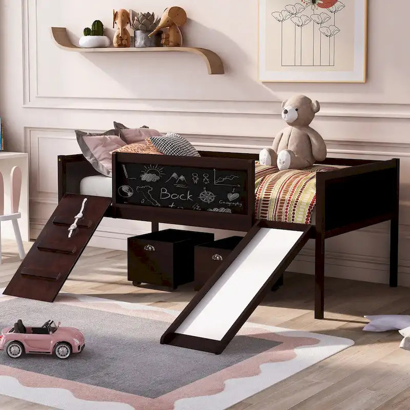 Lit mezzanine en bois, une place, avec trois tableaux noirs, deux boîtes de rangement et un toboggan
