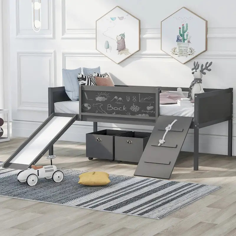 Lit mezzanine en bois, une place, avec trois tableaux noirs, deux boîtes de rangement et un toboggan