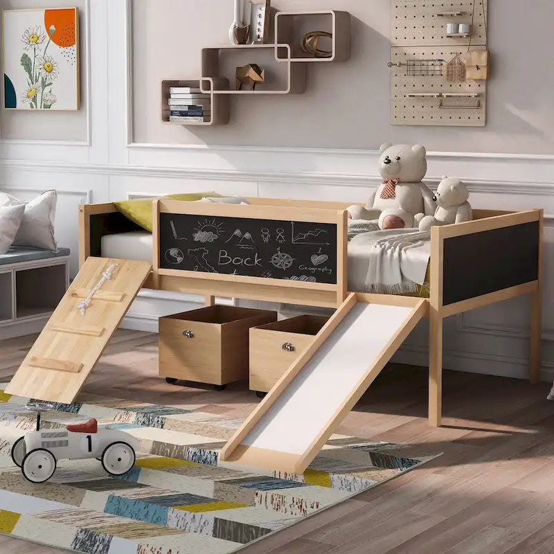 Lit mezzanine en bois, une place, avec trois tableaux noirs, deux boîtes de rangement et un toboggan