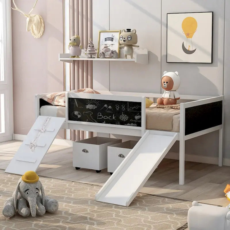 Lit mezzanine en bois, une place, avec trois tableaux noirs, deux boîtes de rangement et un toboggan