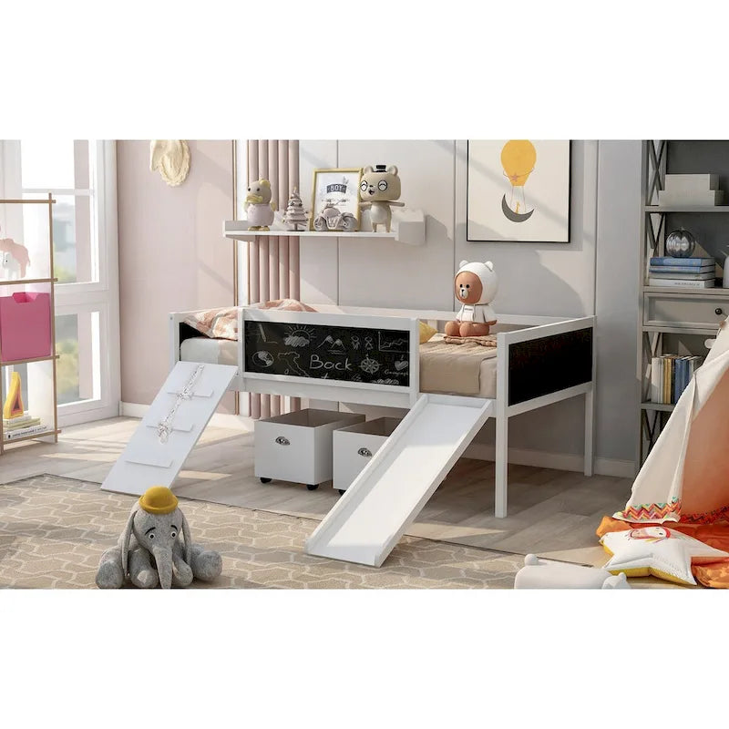 Lit mezzanine en bois, une place, avec trois tableaux noirs, deux boîtes de rangement et un toboggan