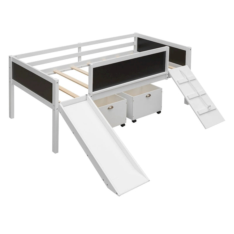 Lit mezzanine en bois, une place, avec trois tableaux noirs, deux boîtes de rangement et un toboggan