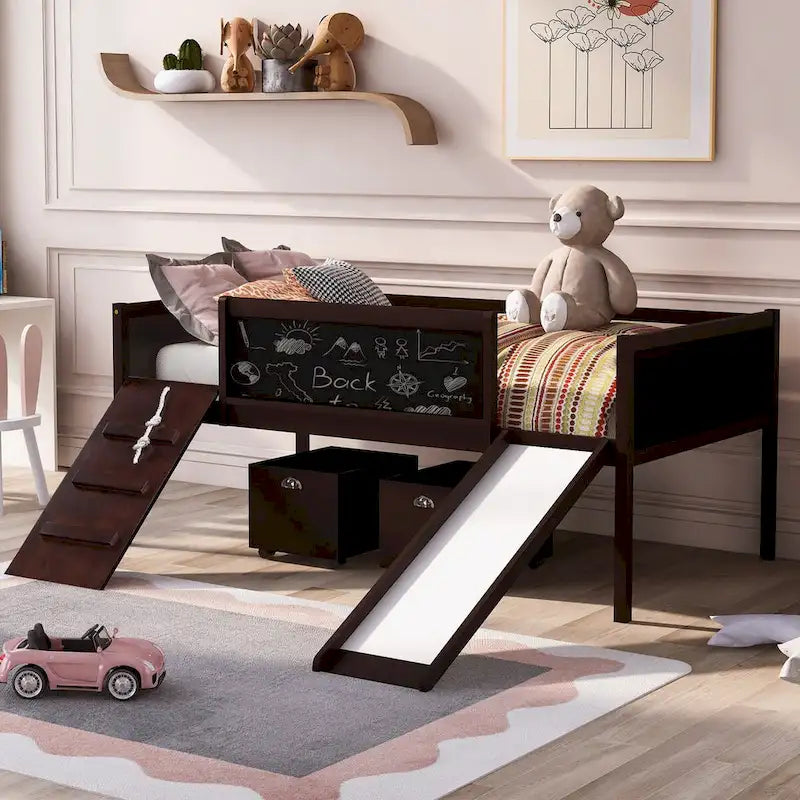 Lit mezzanine en bois, une place, avec trois tableaux noirs, deux boîtes de rangement et un toboggan