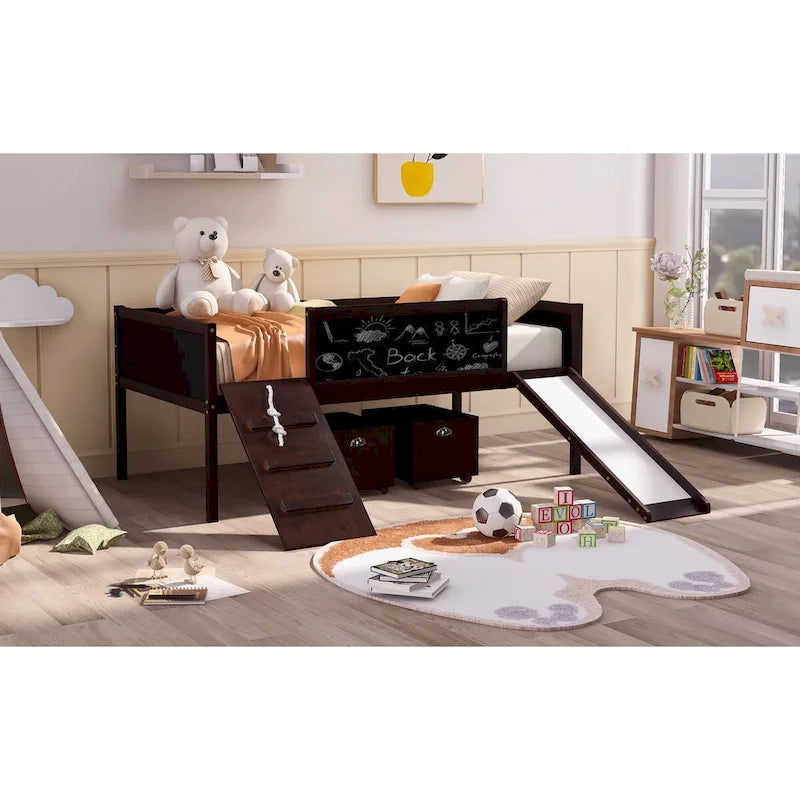 Lit mezzanine en bois, une place, avec trois tableaux noirs, deux boîtes de rangement et un toboggan